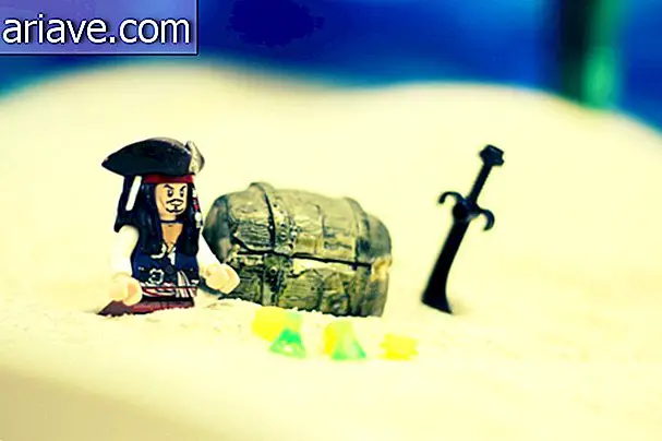 Foto séria zobrazuje hračky Lego v reálnych scénach
