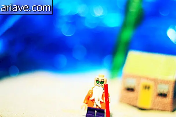 Серија фотографија приказује Лего играчке у стварним сценама