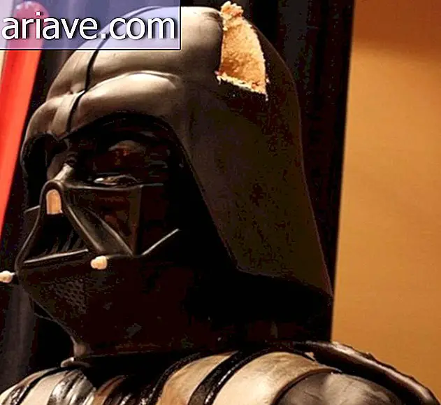 Lumilikha ang mga Confectioner ng cake ng Darth Vader na 2 metro ang taas