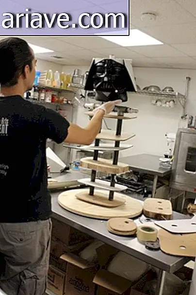 Cukiernicy tworzą ciasto Dartha Vadera o wysokości 2 metrów