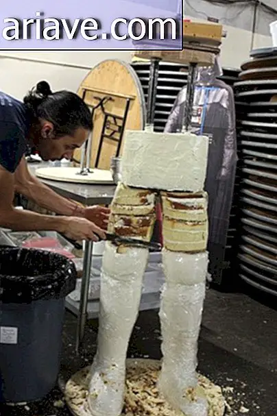 Кондитеры создают торт Дарта Вейдера высотой 2 метра