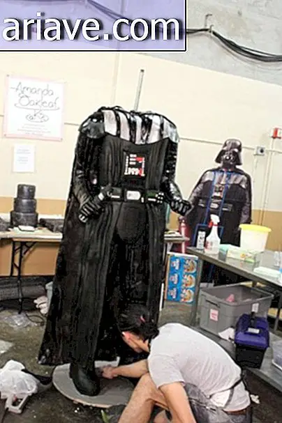 Los pasteleros crean el pastel Darth Vader de 2 metros de altura