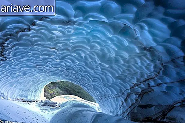 Imagini uimitoare arată curcubeul prins în peștera de gheață