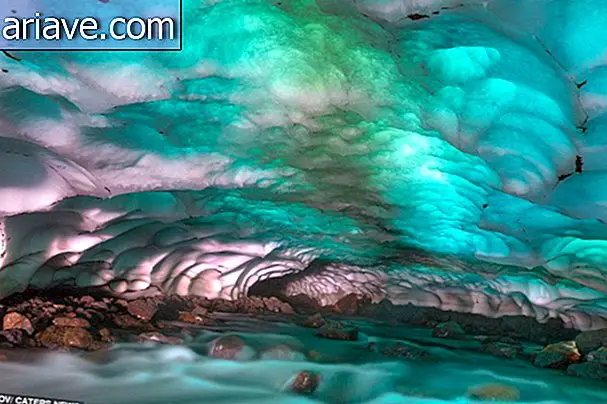 Imagini uimitoare arată curcubeul prins în peștera de gheață