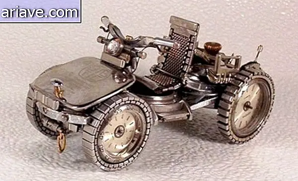 Miniatur Sepeda Motor Menakjubkan Terbuat dari Jam Tangan Antik [galeri]