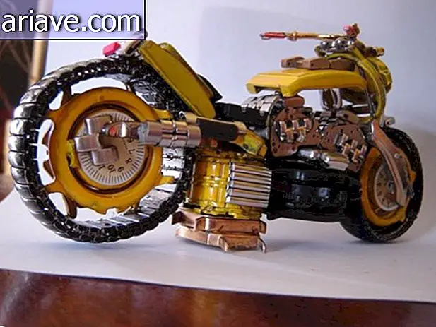 Increíbles miniaturas de motocicletas hechas de relojes de pulsera antiguos [galería]