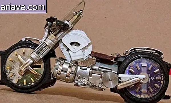 Miniatur Sepeda Motor Menakjubkan Terbuat dari Jam Tangan Antik [galeri]