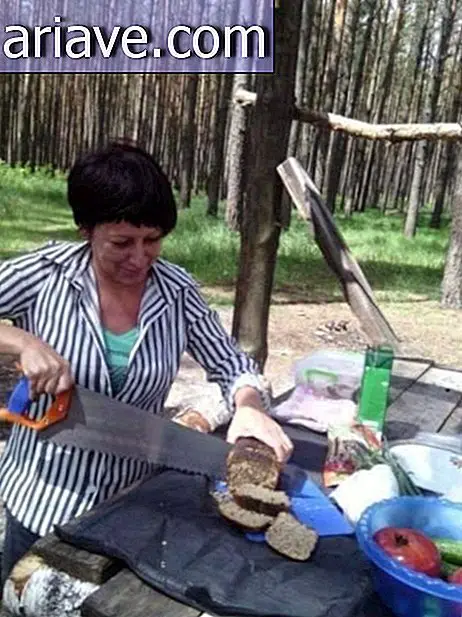 Женщина режет хлеб с пилой
