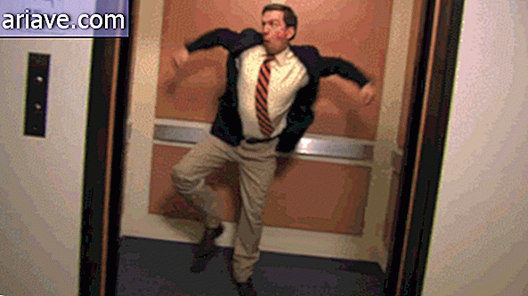 Mies tanssii hississä