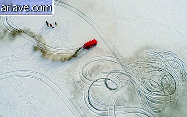 Bil sirkler i snøen