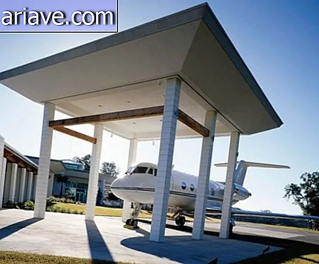 Știați că John Travolta parchează acasă cu un Boeing?