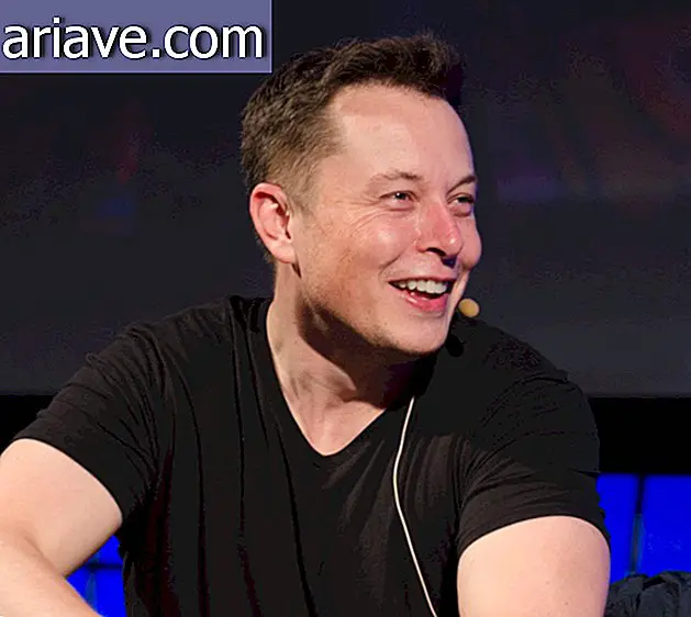 Elon Musk w czarnej koszuli