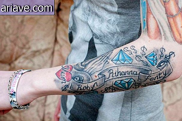 Suprafanul Rihannei i-a acoperit corpul cu tatuaje în cinstea cântăreței