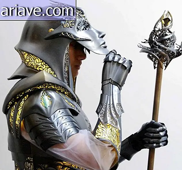 El artista crea una armadura medieval iluminada y móvil con una impresora 3D