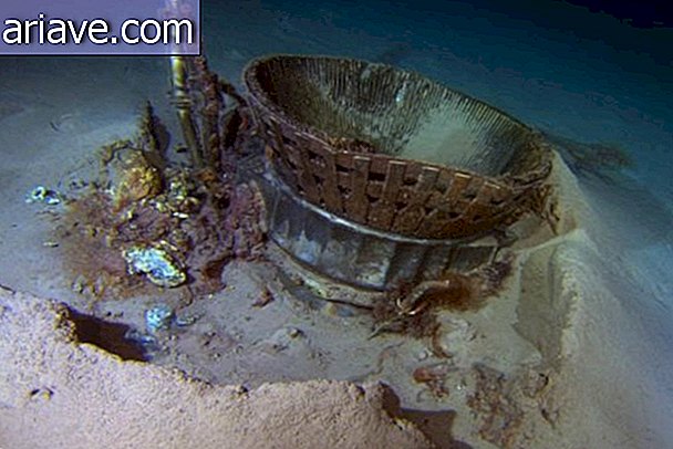 Mesin Apollo 11 sebagian terkubur di lautan.