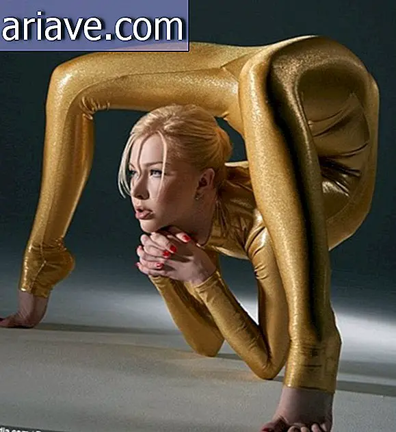 Rus contortionist, vücutla imkansız şeyler yapabilir.