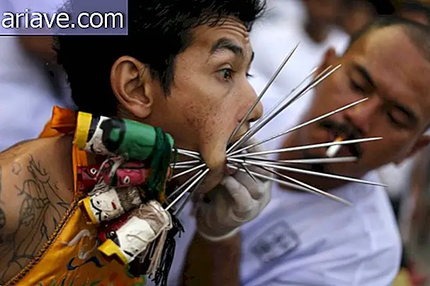 Festivalul vegetarian din Thailanda are performanțe extreme de auto-nocive