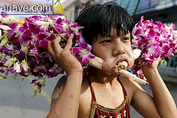 Festivalul vegetarian din Thailanda are performanțe extreme de auto-nocive