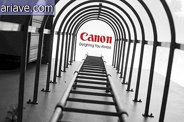 Yu Wei odfotil schody a neočakával, že zaregistruje logo Canon, ktoré letí okolo