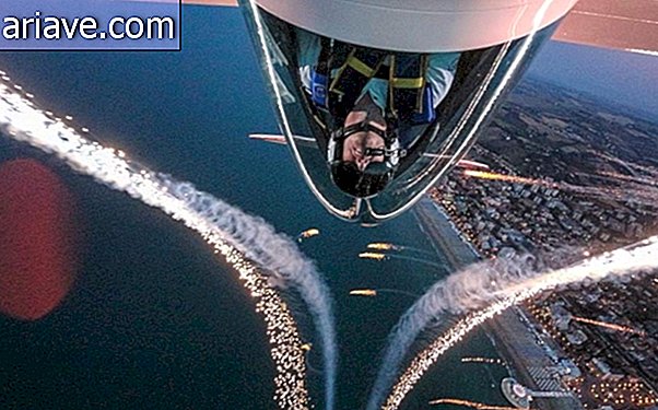 Belleza en el aire: imágenes y videos de un espectáculo pirotécnico aéreo con acrobacias