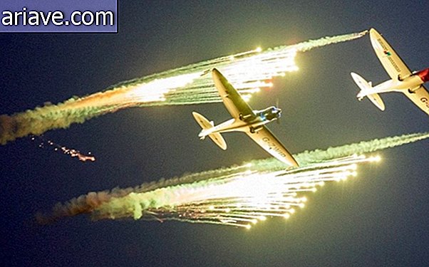 Skjønnhet i luften: bilder og videoer av et luftfoto pyroteknisk show med stunts