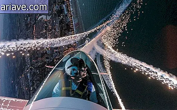 Skjønnhet i luften: bilder og videoer av et luftfoto pyroteknisk show med stunts