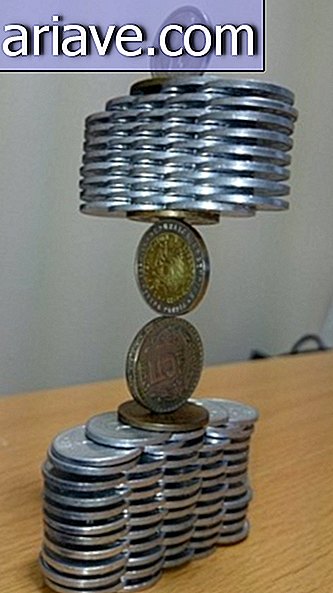 Las esculturas que este artista japonés hace con monedas desafían la gravedad.