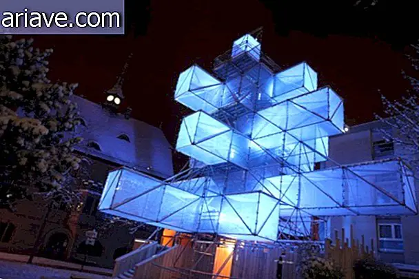 L'albero di Natale Hi-Tech offre spettacolo di luci e colori [video]