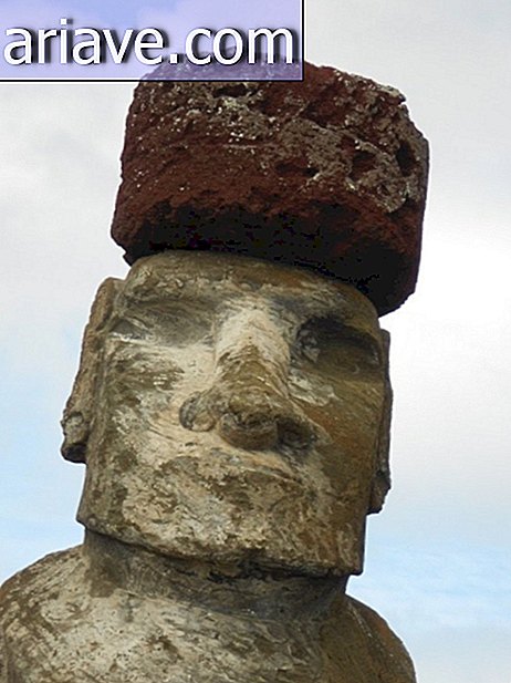 Moai dengan topi