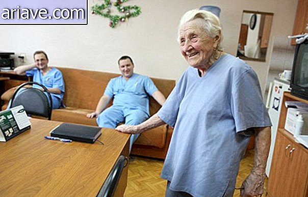 Ta zdravnik je pri 89 letih najstarejši kirurg na svetu