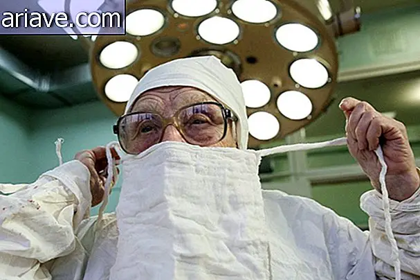 A los 89 años, este médico es el cirujano más antiguo del mundo.