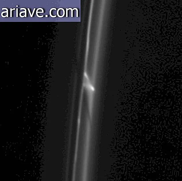 Wahana antariksa merekam benda-benda yang menusuk cincin Saturnus
