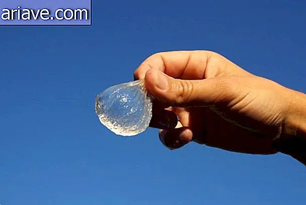 Bong bóng nước ăn được có thể thay thế chai nhựa