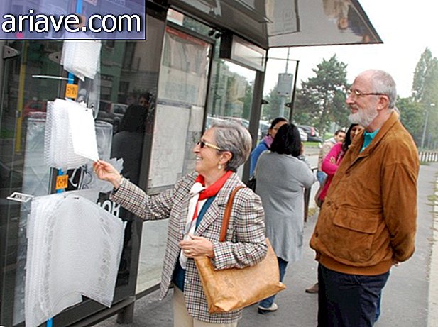 Nouvelle solution anti-stress pour l'arrêt de bus: le film à bulles d'air! [galerie]