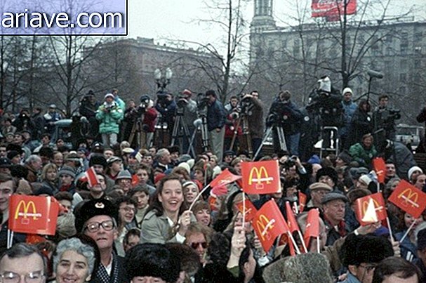 L'inaugurazione di McDonald in Russia nel 1990 è stata quasi un punto di riferimento storico