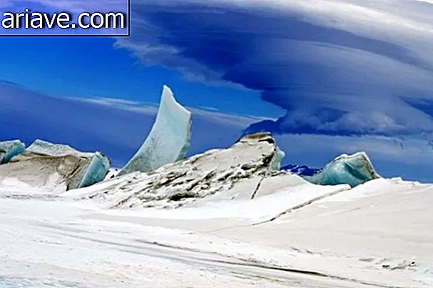 Lenticulaire wolk boven Antarctica, gemaakt door Michel Studinger in 2013.