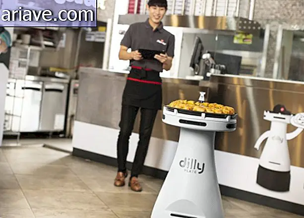 कोरियाई रोबोट पहले से ही एक रेस्तरां में पिज्जा वितरित करता है जैसे कि वह एक वेटर था