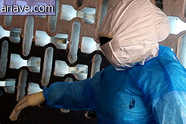 Bagged: Leger beskytter mot ebola innpakket i plast [galleri]