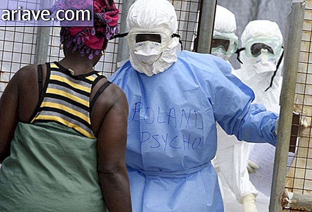 बैगेड: डॉक्टर्स प्लास्टिक में बची इबोला से बचते हैं [गैलरी]