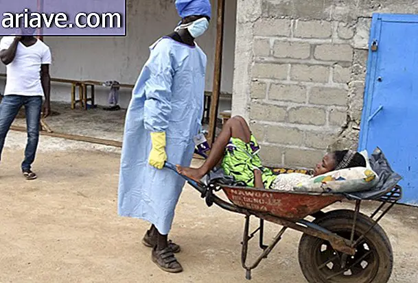 Bagged: Leger beskytter mot ebola innpakket i plast [galleri]