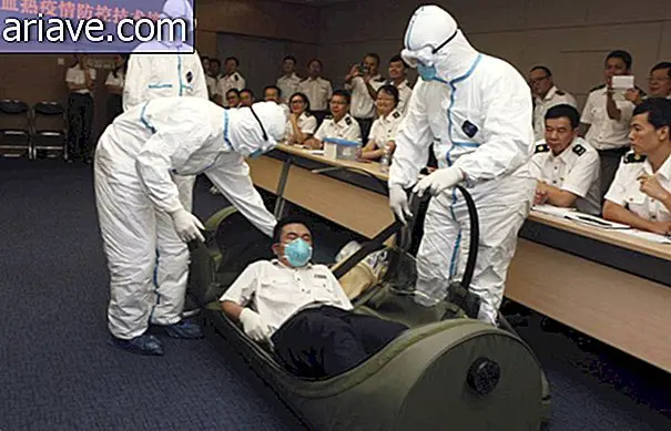 Des médecins protègent contre le virus Ebola enveloppé dans du plastique [galerie]