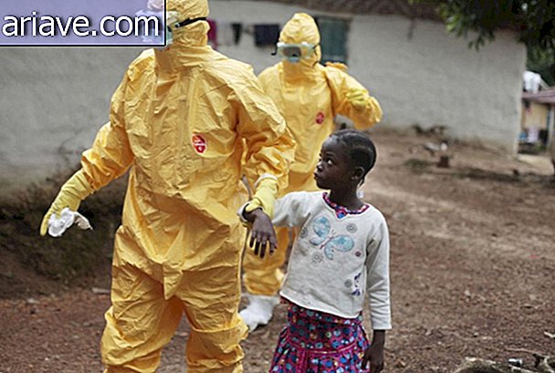 बैगेड: डॉक्टर्स प्लास्टिक में बची इबोला से बचते हैं [गैलरी]