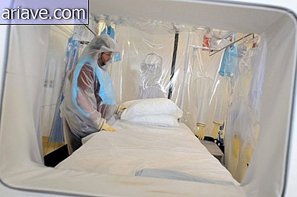 Bagged: läkare skydda mot ebola inslagna i plast [galleri]