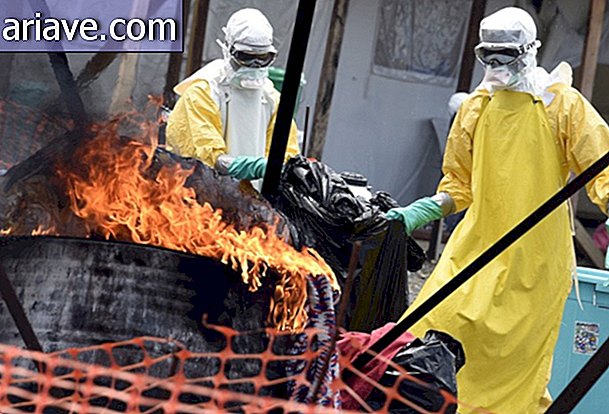 Bagged: läkare skydda mot ebola inslagna i plast [galleri]