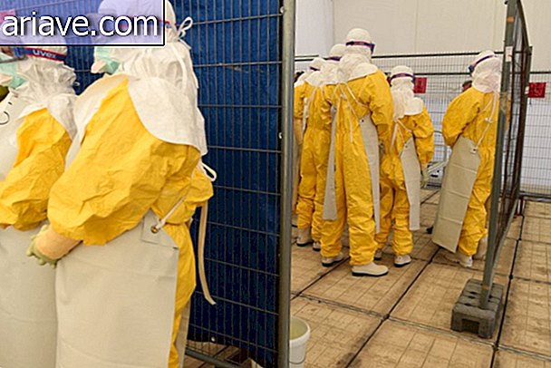Đóng gói: Các bác sĩ bảo vệ chống lại Ebola được bọc trong nhựa [bộ sưu tập]