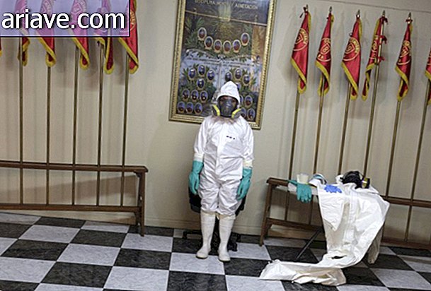 Eingesackt: Ärzte schützen vor Ebola in Plastikfolie [Galerie]