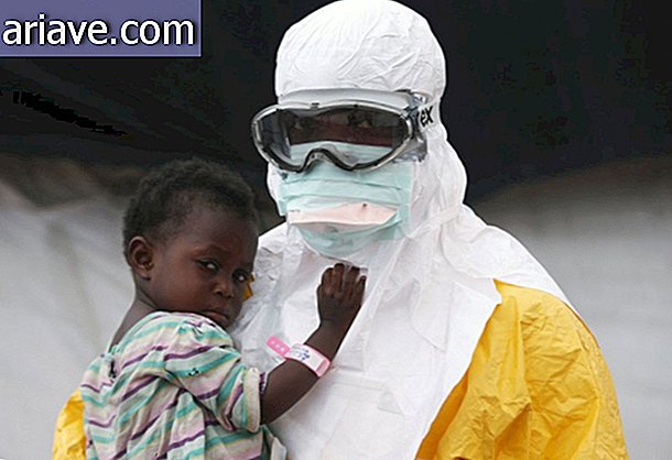 Eingesackt: Ärzte schützen vor Ebola in Plastikfolie [Galerie]