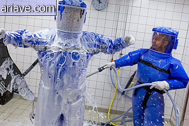 In zakken: artsen beschermen tegen ebola verpakt in plastic [galerij]