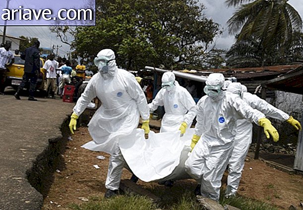 Pussi: Lääkärit suojaavat muoviin käärittyä ebolaa vastaan ​​[galleria]