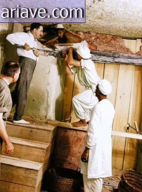 Carter and some workers open the wall that separated the antechamber from the tomb's main chamber